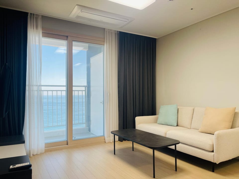View (from property/room), Balcony/Terrace, Living room, Seating area, Sea view, air conditioner
