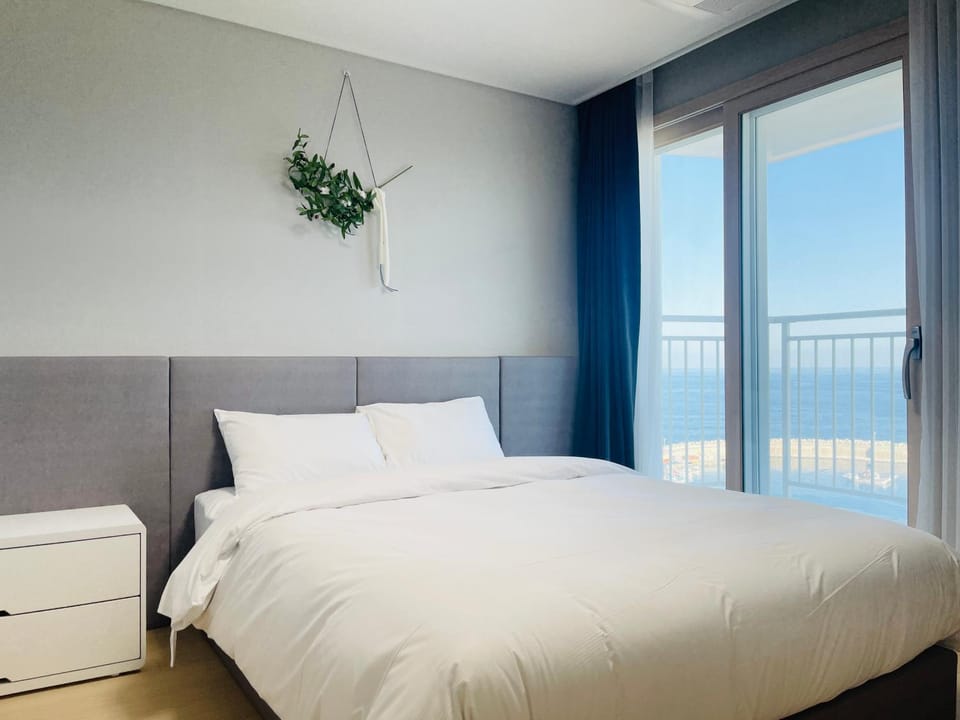Bed, Bedroom, Sea view