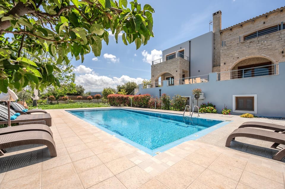 Property building, Day, Garden, Garden view, Swimming pool, sunbed