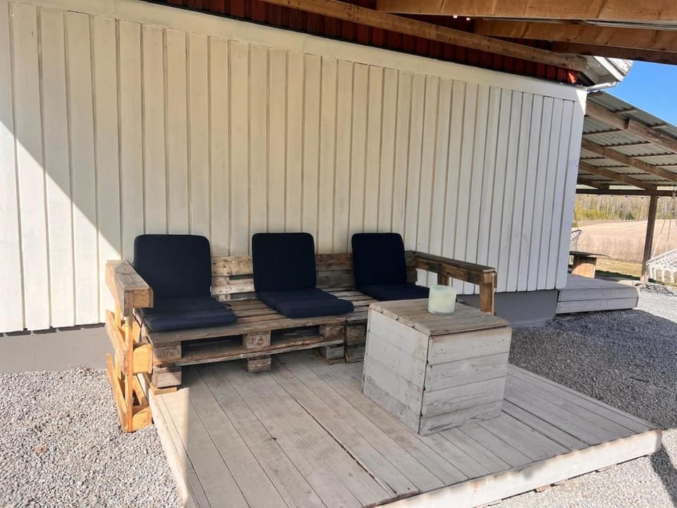Day, Seating area