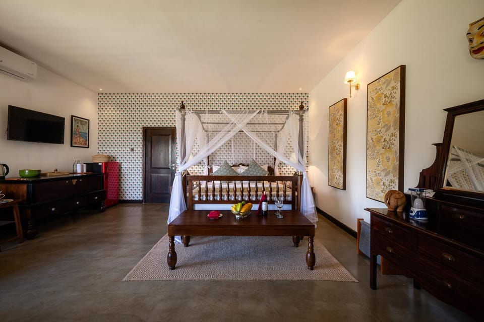 Bed, TV and multimedia, Coffee/tea facilities, Decorative detail, Bedroom, Guests, Mountain view, Mountain view, Area and facilities, young children, older children, Family, furniture, internet, minibar, room service, safe, wardrobe