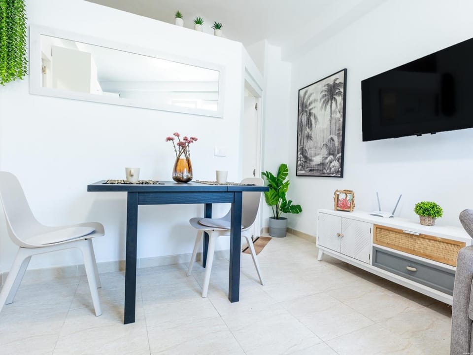 Communal lounge/ TV room, TV and multimedia, Kitchen or kitchenette, Seating area, Dining area