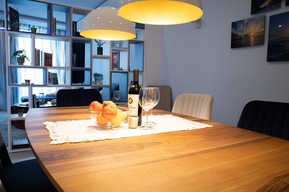 Living room, Food and drinks, Seating area, Dining area
