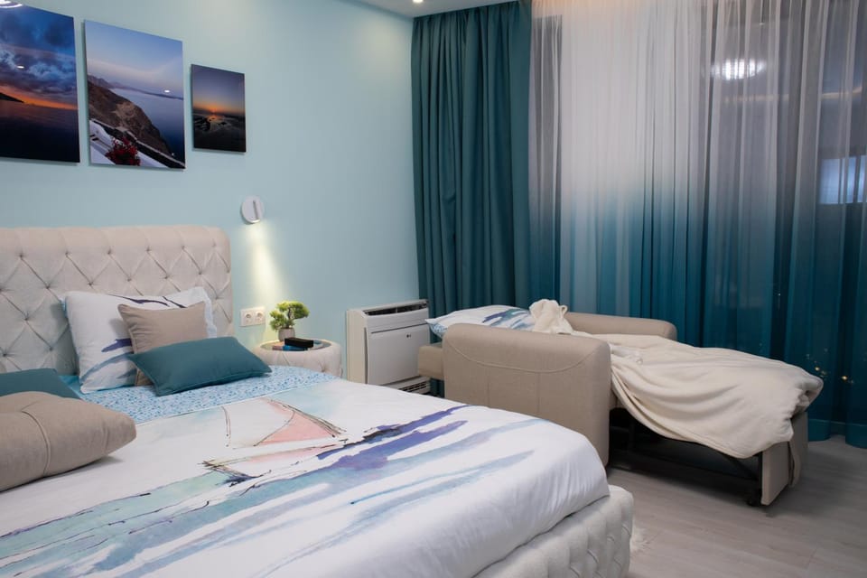 Bed, Photo of the whole room, Seating area, Bedroom