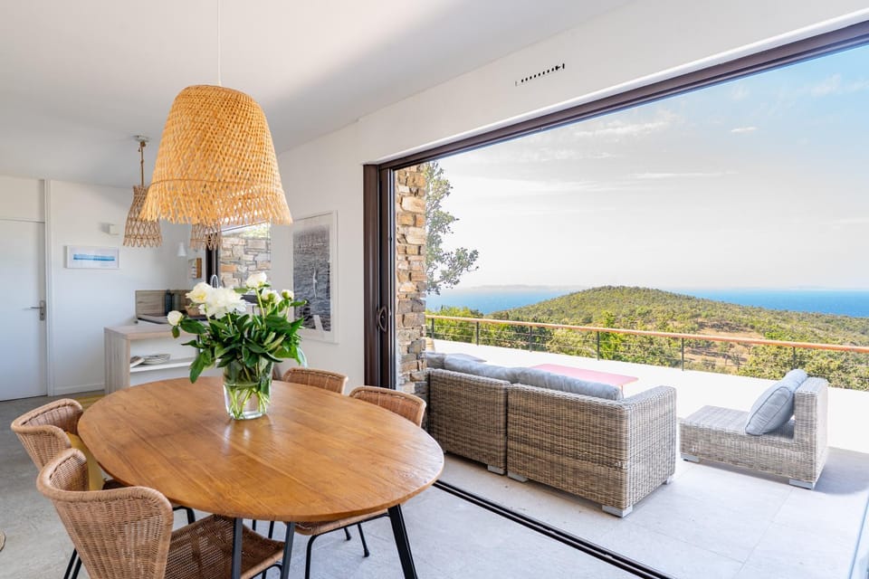 Natural landscape, View (from property/room), Balcony/Terrace, Living room, Seating area, Dining area, Mountain view, Sea view