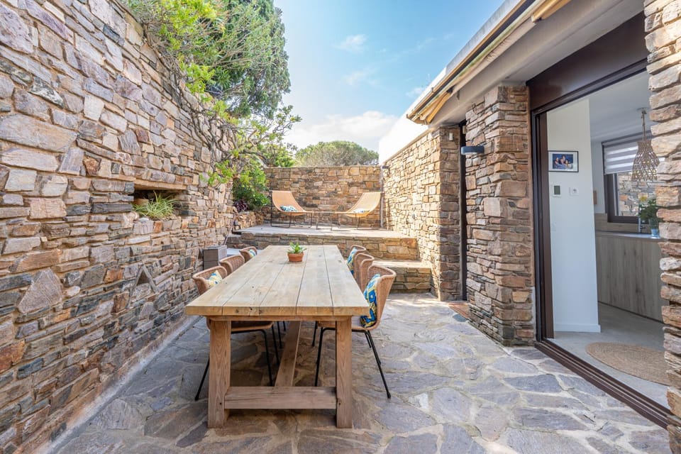 Patio, Day, Dining area