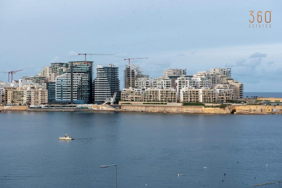 Property building, Day, Natural landscape, City view, Lake view, River view, Sea view