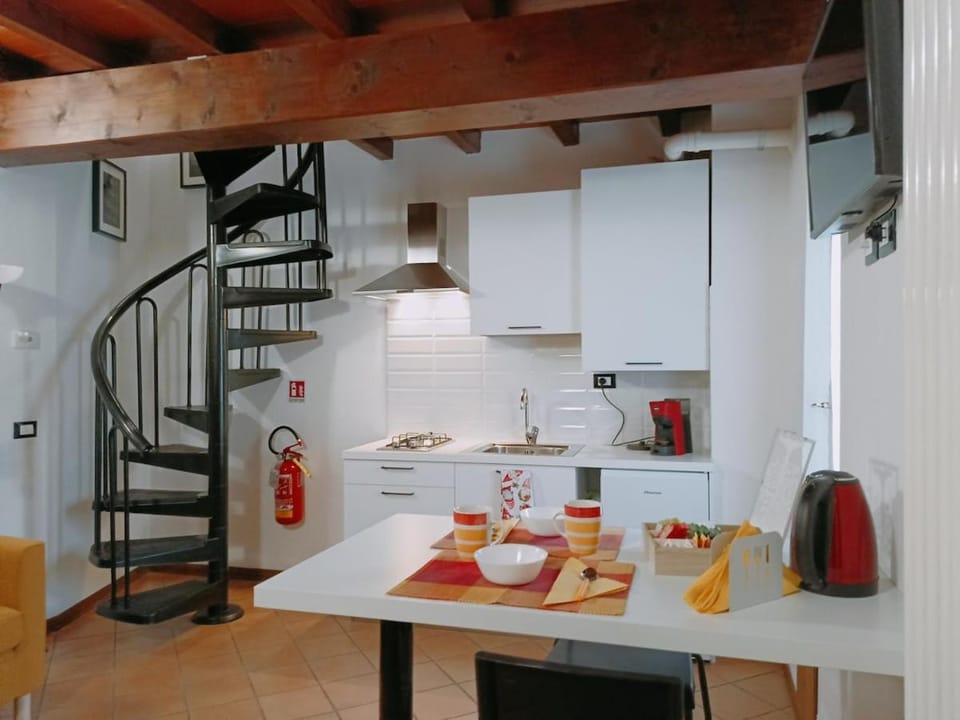 Coffee/tea facilities, Kitchen or kitchenette, Dining area, minibar, toaster