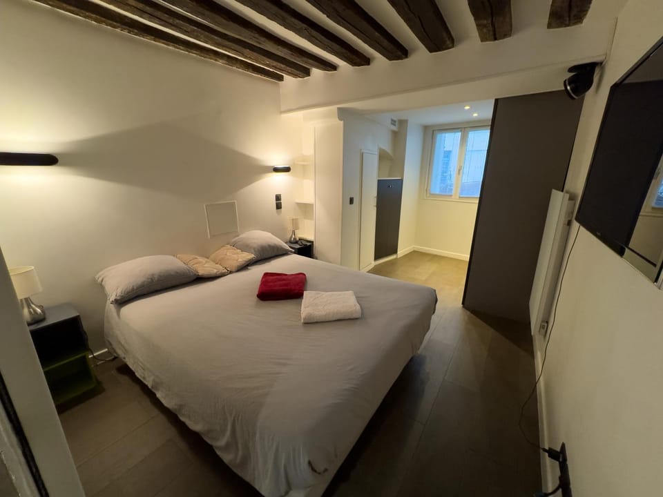 Bed, TV and multimedia, Bedroom, storage, wardrobe