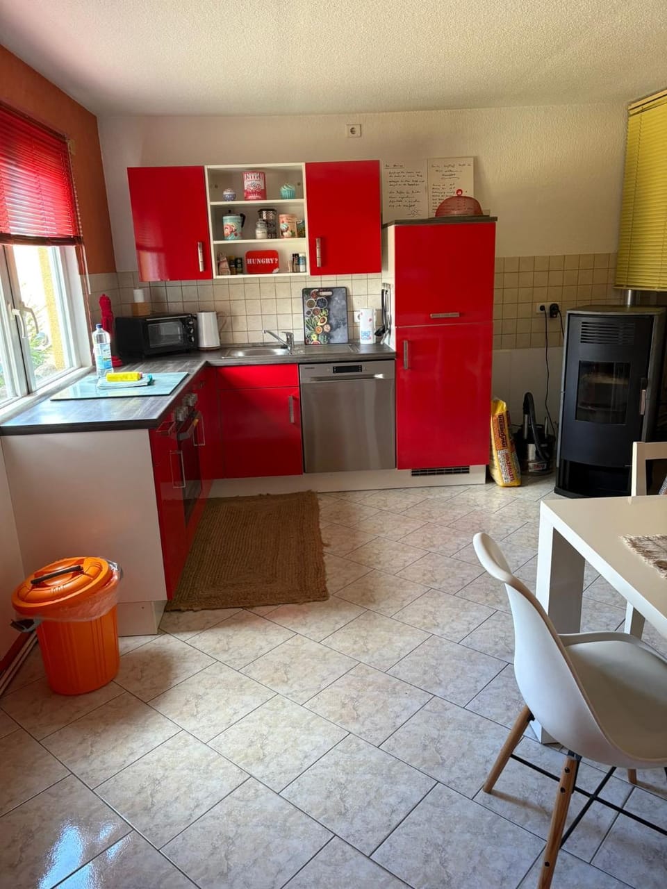 Kitchen or kitchenette, dishwasher, oven, toaster