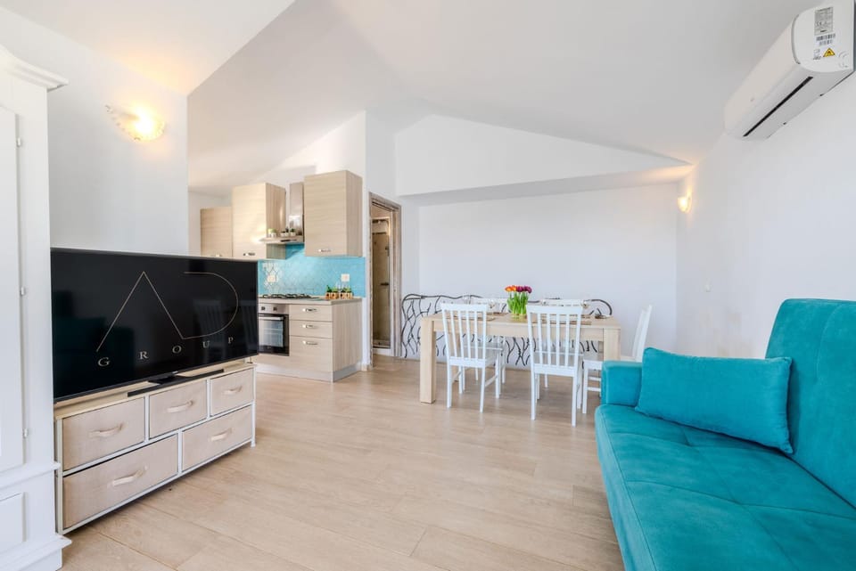 TV and multimedia, Living room, Seating area, air conditioner