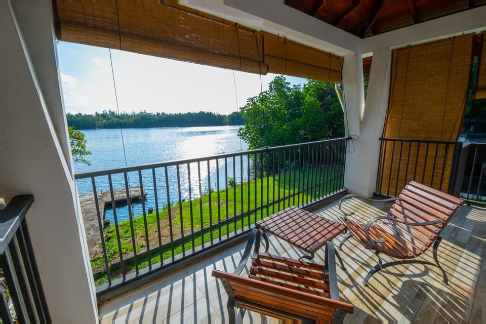 Natural landscape, Balcony/Terrace, Seating area, River view