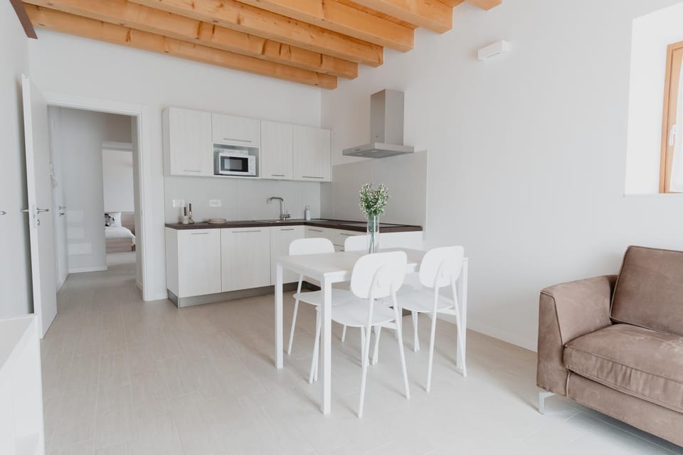 Kitchen or kitchenette, Dining area, stove