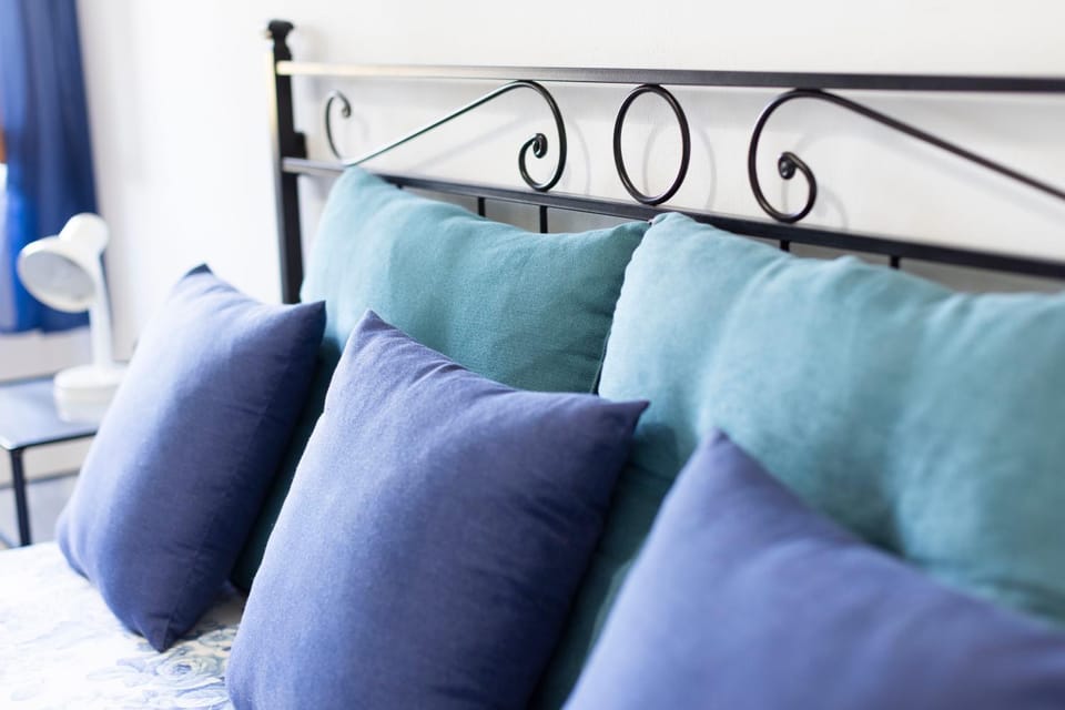 Bed, Photo of the whole room, Seating area, Bedroom