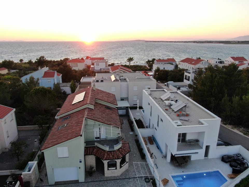 Property building, Neighbourhood, Bird's eye view, Sea view, Street view, Location, Sunset, Parking