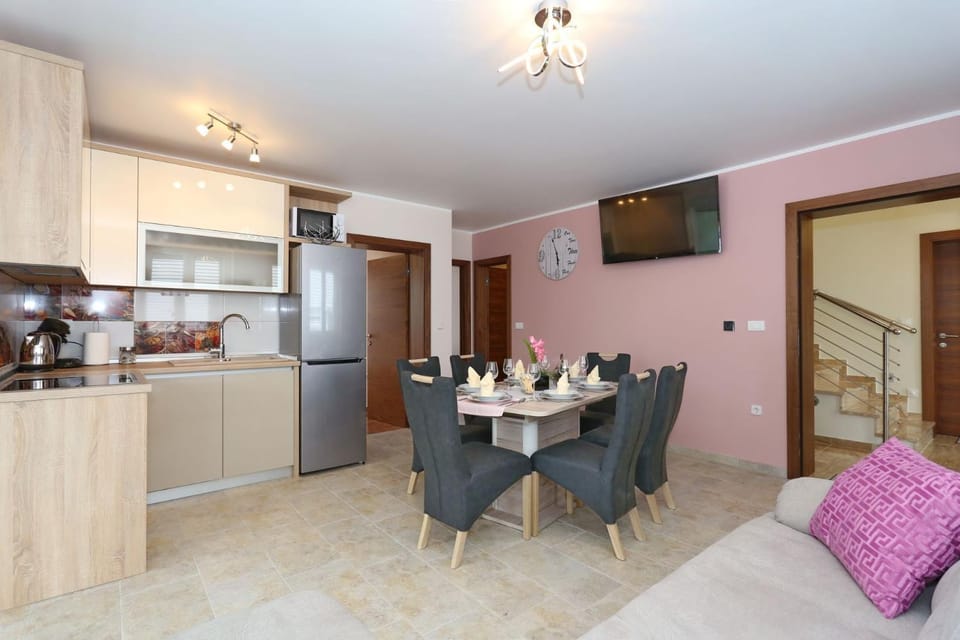 TV and multimedia, Coffee/tea facilities, Kitchen or kitchenette, Living room, Seating area, Dining area, dishwasher, stove