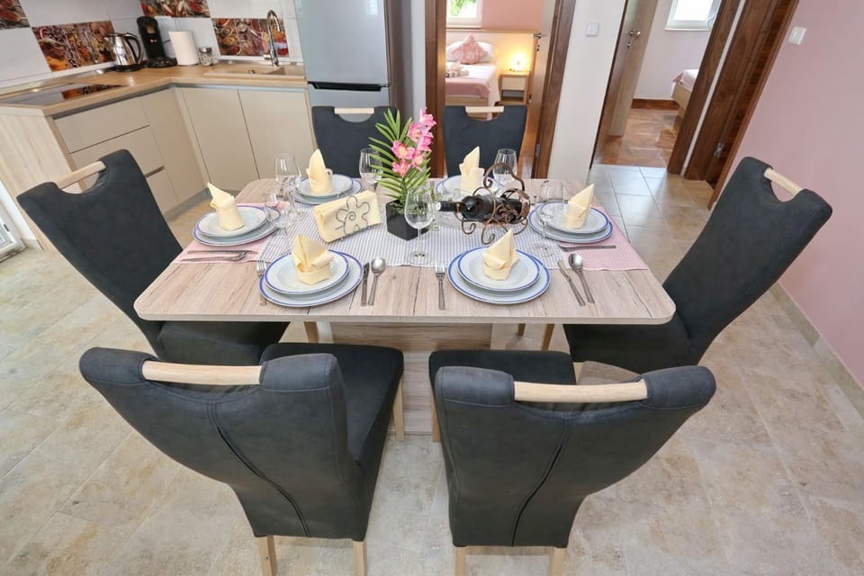 Kitchen or kitchenette, Living room, Food and drinks, Seating area, Dining area, Food