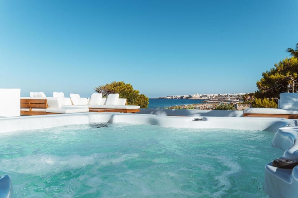 Day, Natural landscape, Hot Tub, Pool view, Sea view, Swimming pool, sunbed