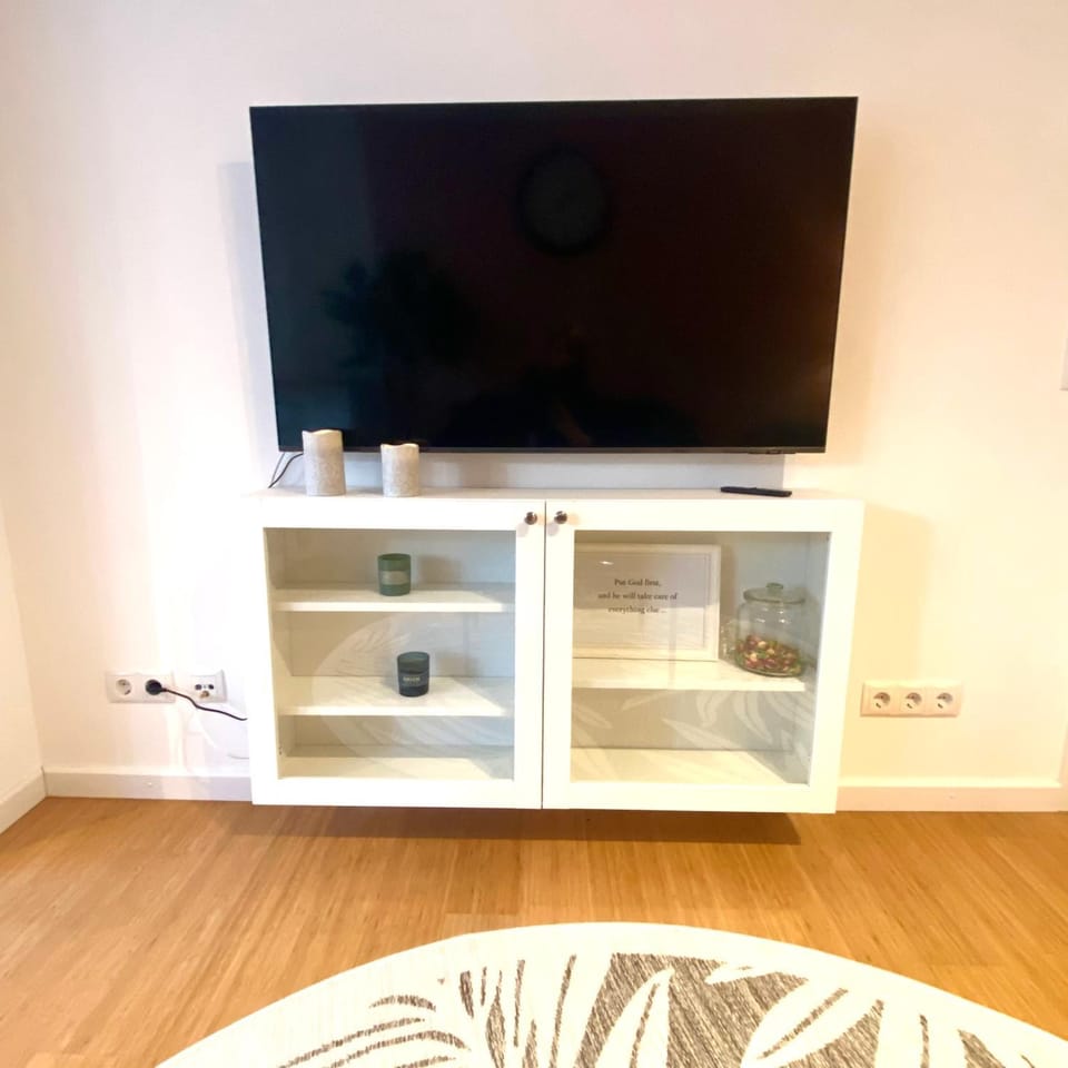 TV and multimedia, Living room, Evening entertainment
