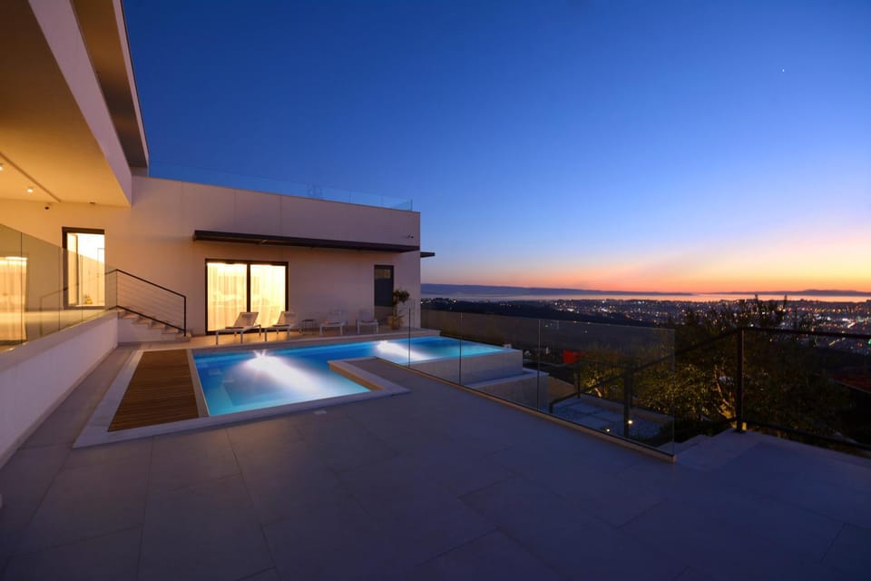 Property building, Natural landscape, View (from property/room), Balcony/Terrace, Pool view, Sea view, Swimming pool, Sunrise, Sunset, sunbed