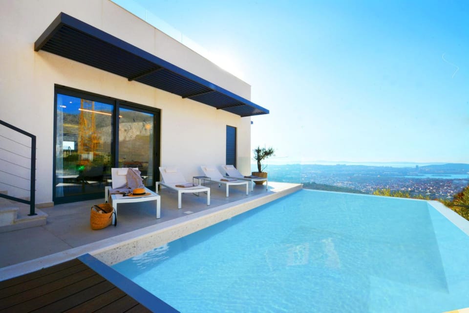 Natural landscape, View (from property/room), Sea view, Swimming pool, sunbed