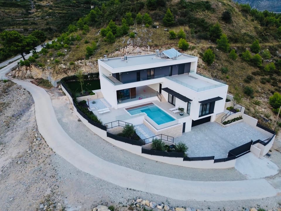 Property building, Day, Natural landscape, Bird's eye view, Mountain view, Pool view, Swimming pool