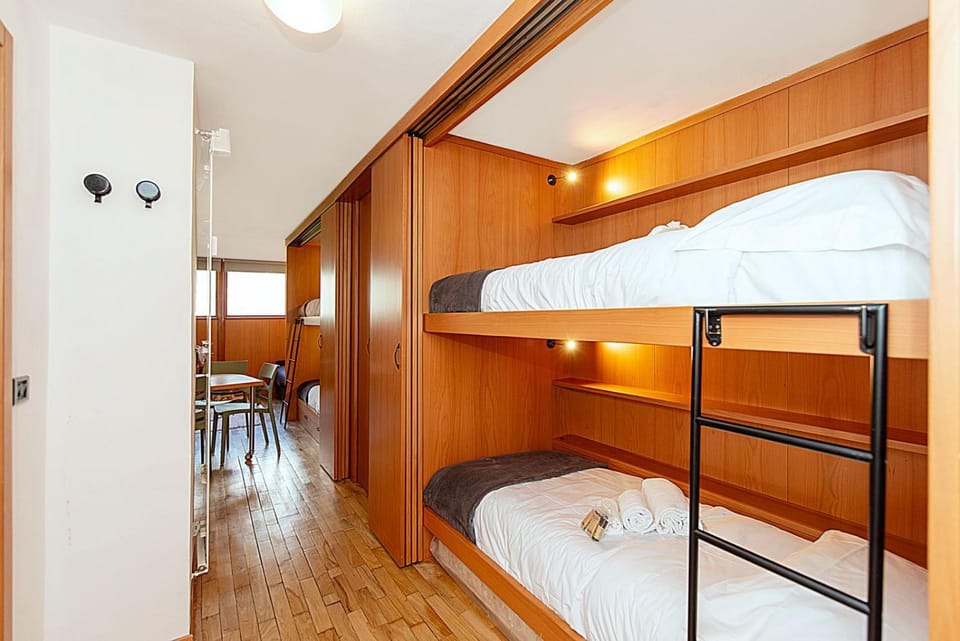 Bed, Photo of the whole room, bunk bed, towels