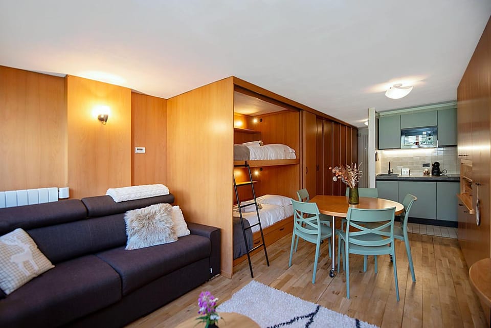 Bed, Kitchen or kitchenette, Living room, Seating area, Dining area, Bedroom, stove