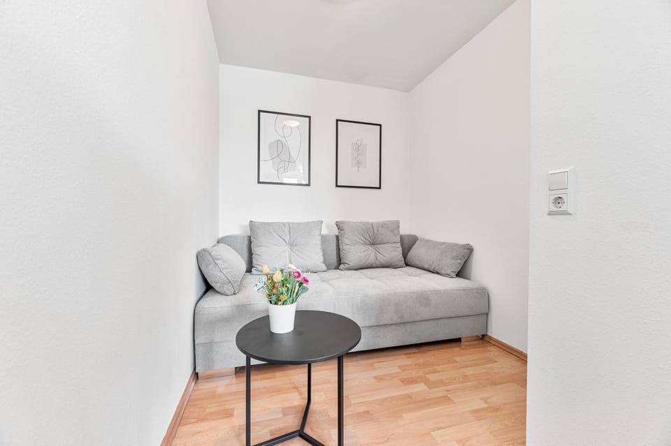 Bed, Living room, Photo of the whole room, Seating area, Bedroom