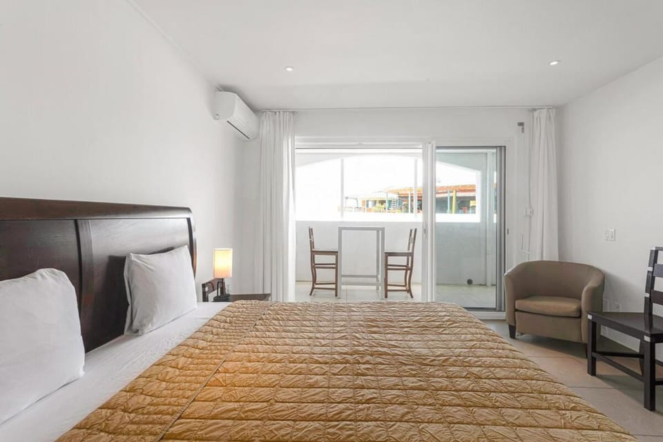 Maho Beach Elegant 1-BR, Beach Level Apartment in Simpson Bay