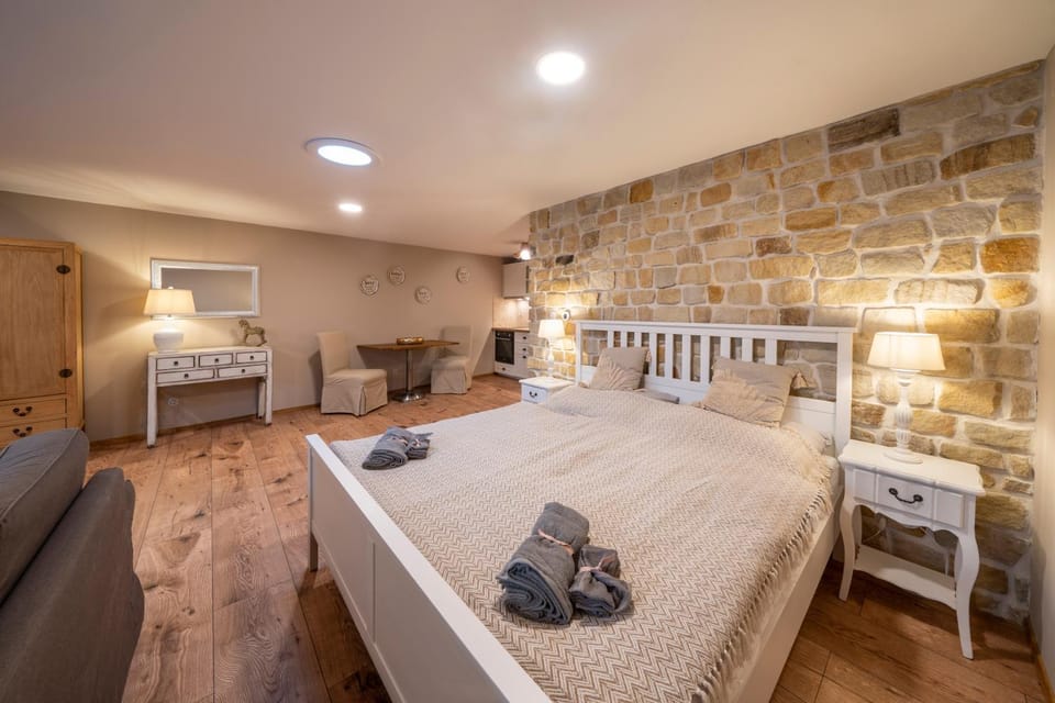 Bed, Bedroom, towels