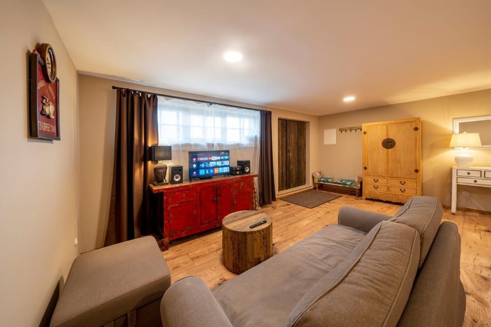 TV and multimedia, Living room, Seating area