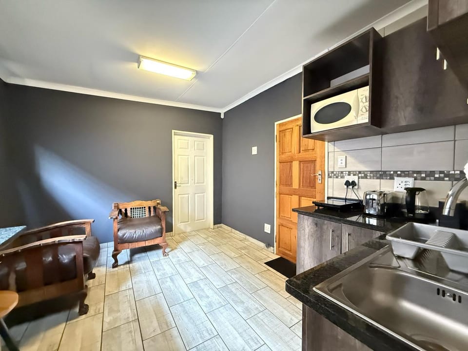 Kitchen or kitchenette, Seating area