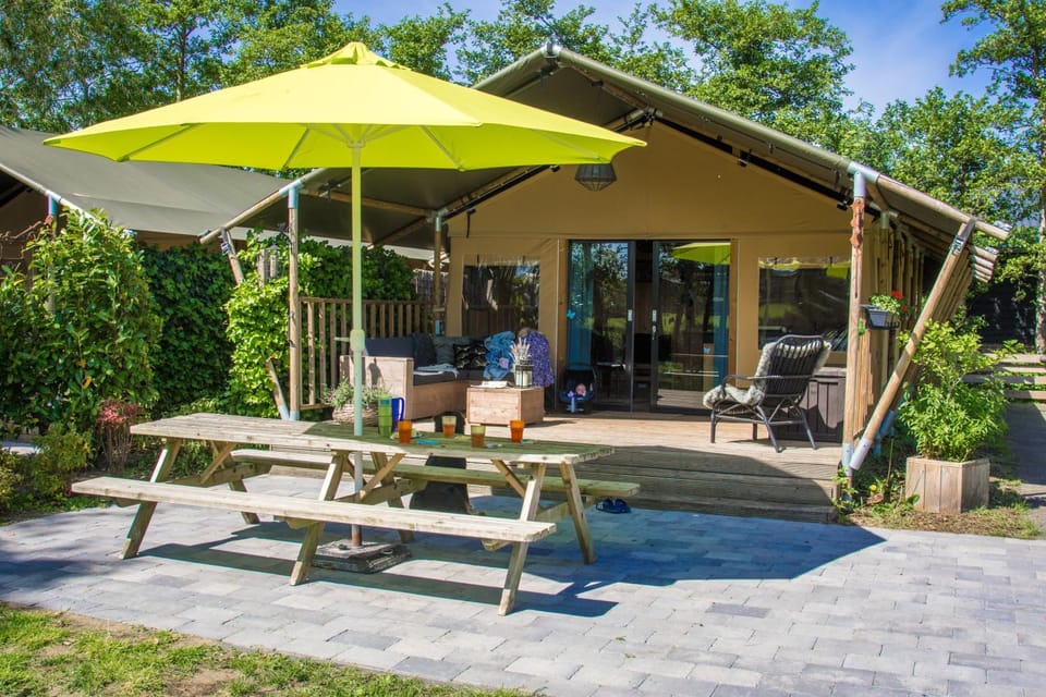 Property building, Patio, Day, Garden, Balcony/Terrace, Seating area, Garden view