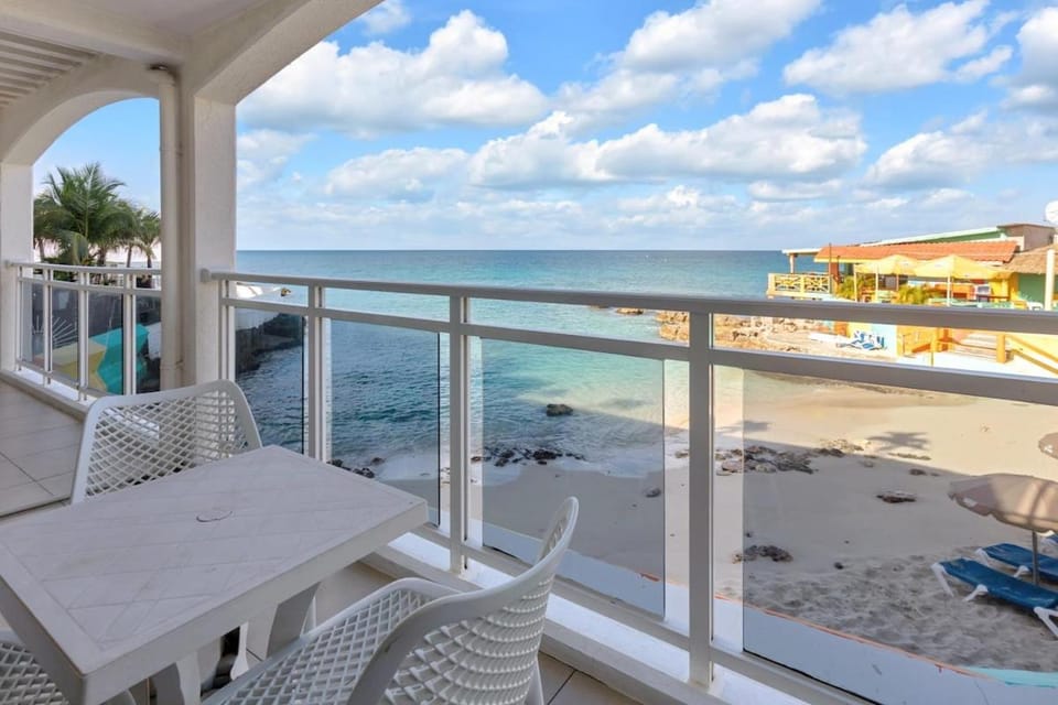 1-BR Beach Front Ocean Condo Apartment in Simpson Bay