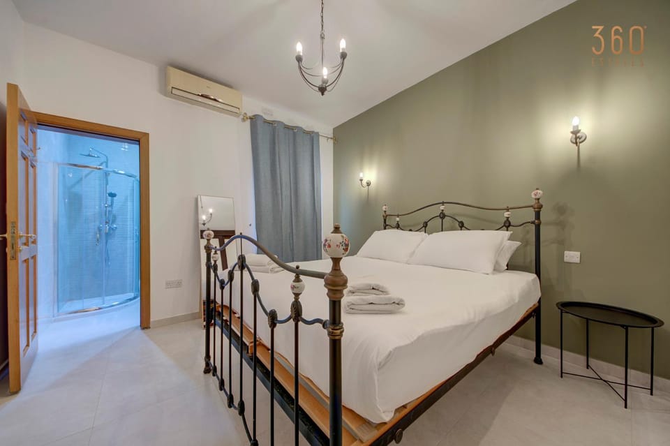 Bed, Photo of the whole room, Bedroom, air conditioner