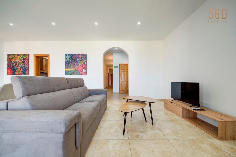 Communal lounge/ TV room, TV and multimedia, Living room, Seating area, Evening entertainment