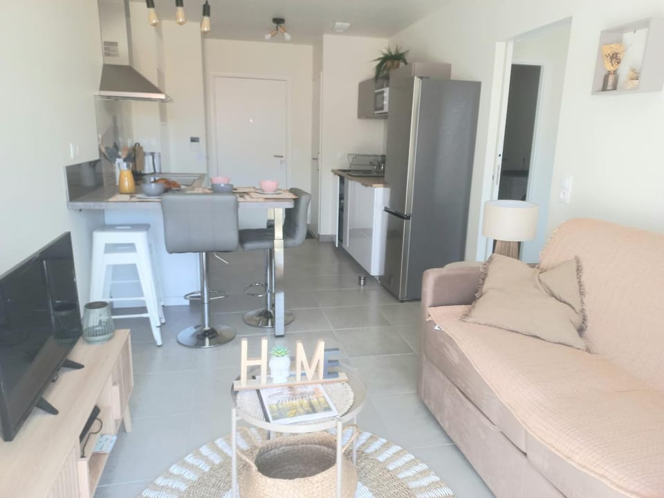 Kitchen or kitchenette, Living room, Seating area, Dining area
