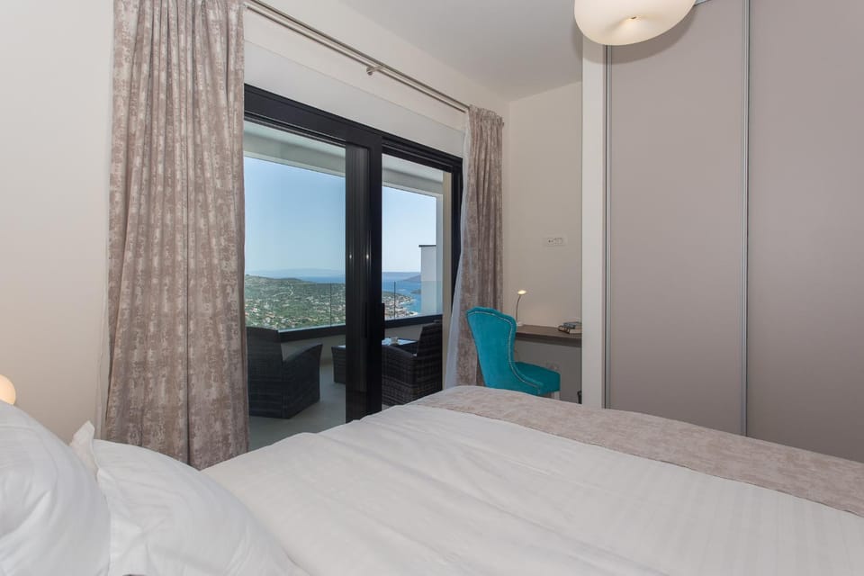 Photo of the whole room, Bedroom, Sea view
