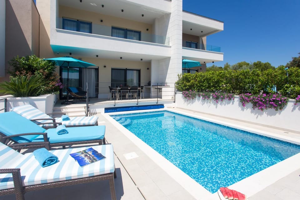 Property building, Balcony/Terrace, Pool view, Swimming pool, sunbed