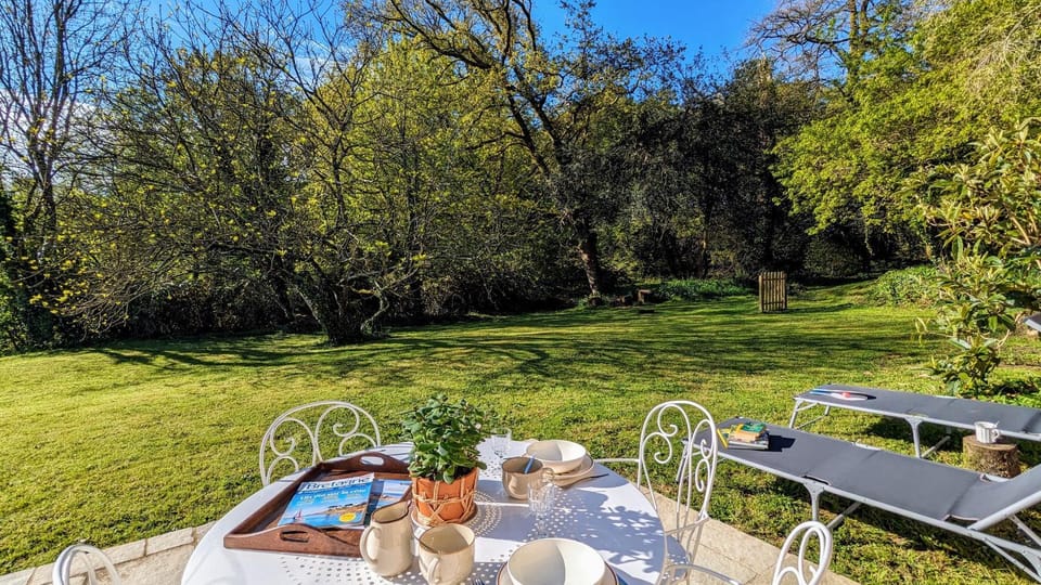 Patio, Spring, Day, Natural landscape, Garden, Dining area, Garden view, sunbed