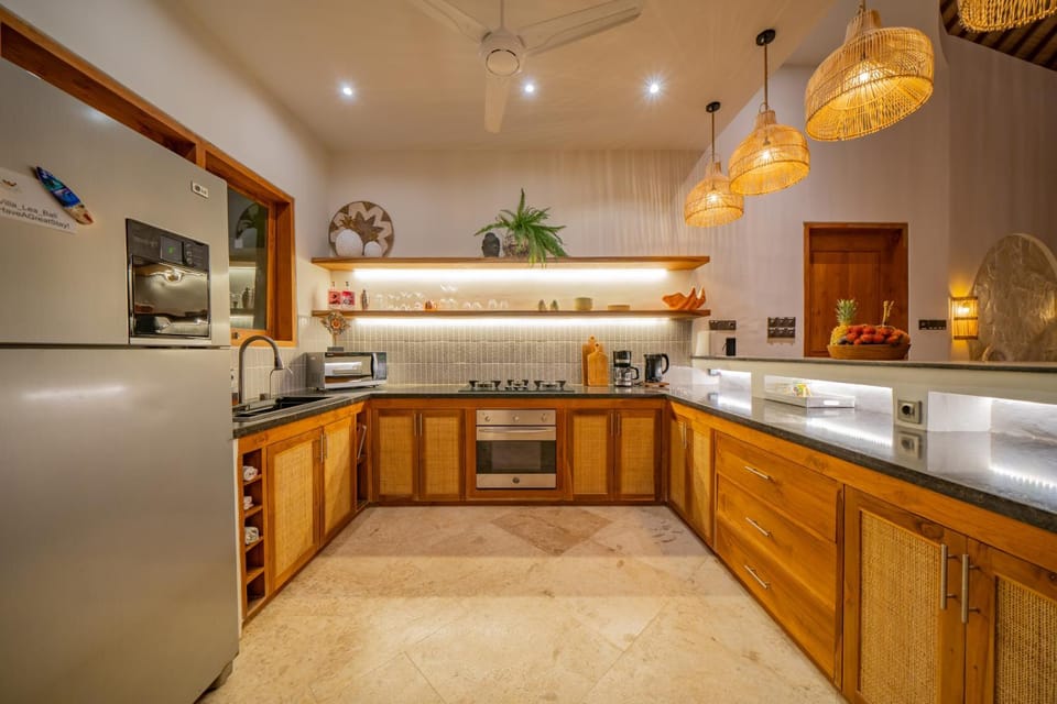 Coffee/tea facilities, Kitchen or kitchenette, Food and drinks, Garden view, Pool view, microwave, oven, stove