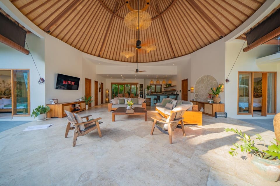 Communal lounge/ TV room, TV and multimedia, Kitchen or kitchenette, Living room, Seating area, Garden view, Pool view, Entertainment