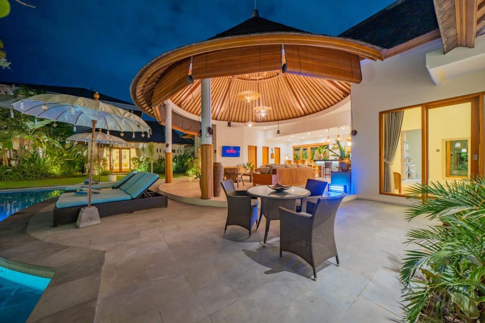 Natural landscape, Garden, Seating area, Garden view, Pool view, Swimming pool, sunbed