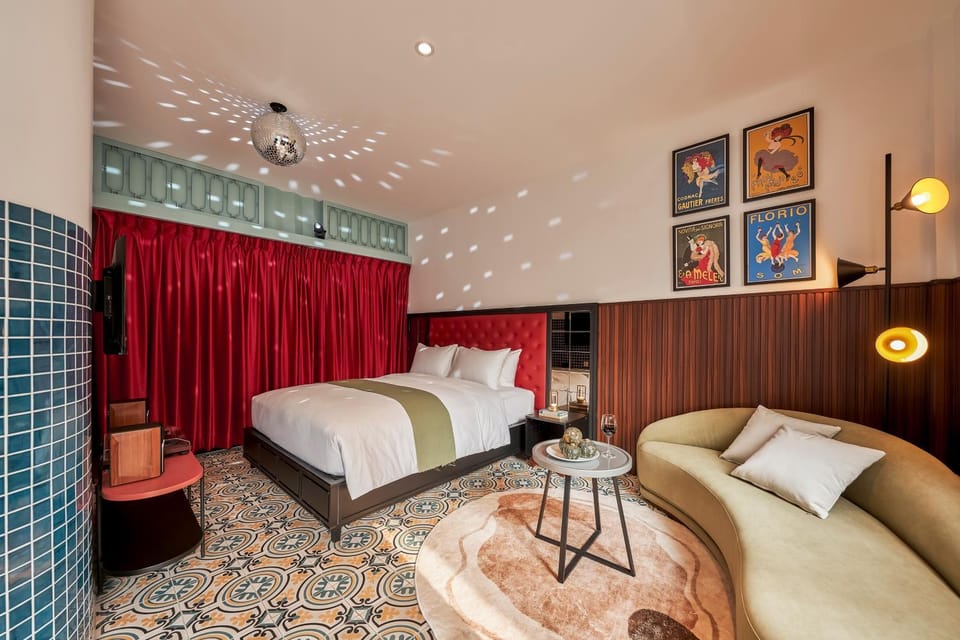 Bed, Living room, Photo of the whole room, Seating area, Bedroom