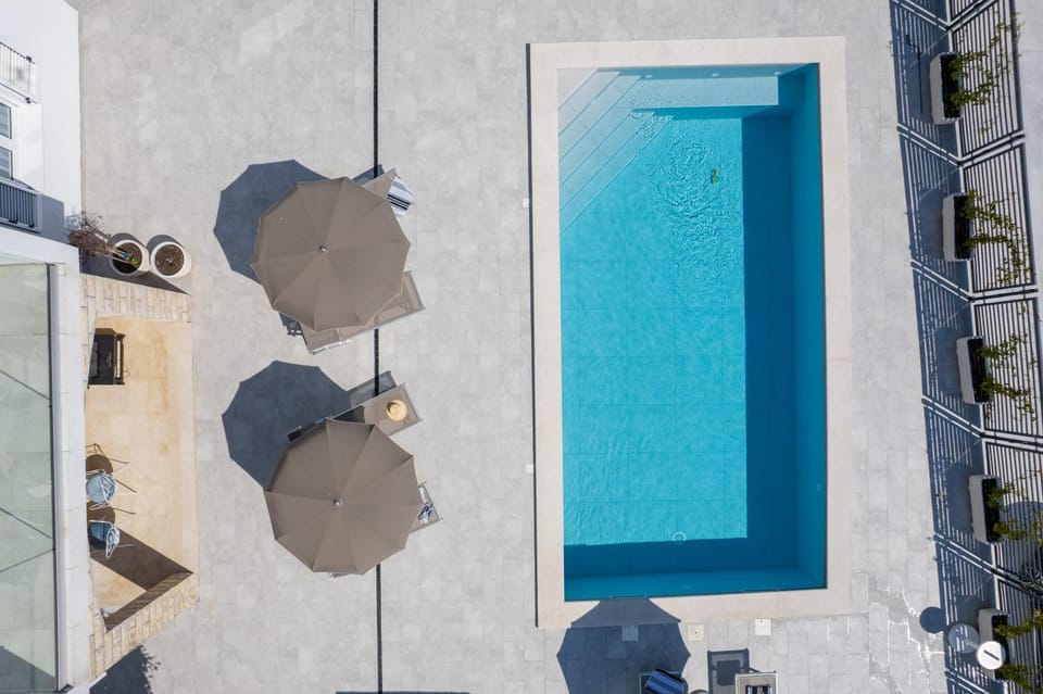 Pool view, Swimming pool, sunbed