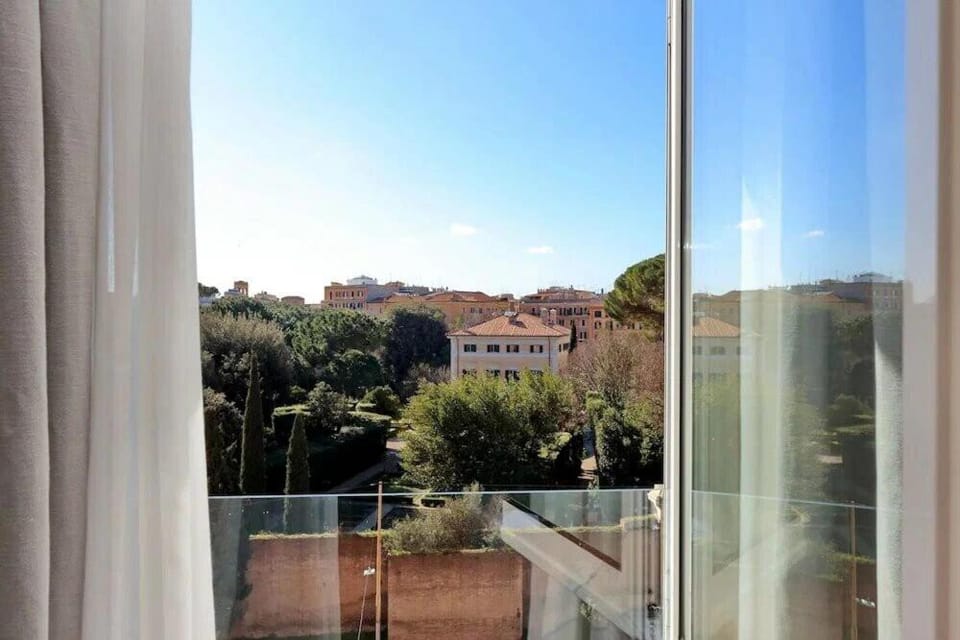 Julie's Renovated View Apartment in Rome