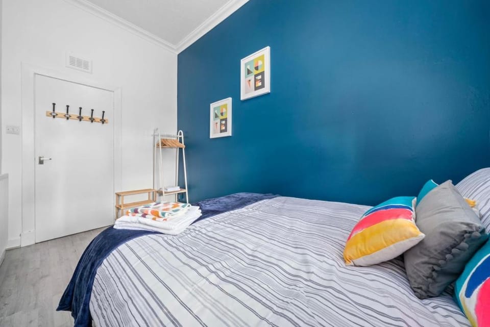 Central Kirkintilloch 2 Bed App Apartment in Scotland