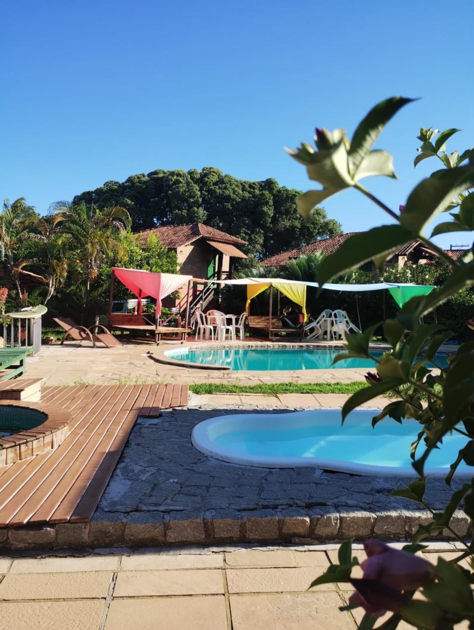 Day, Pool view