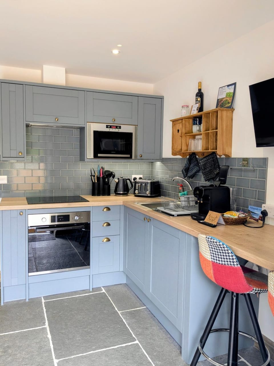 Kitchen or kitchenette, Dining area, oven, stove
